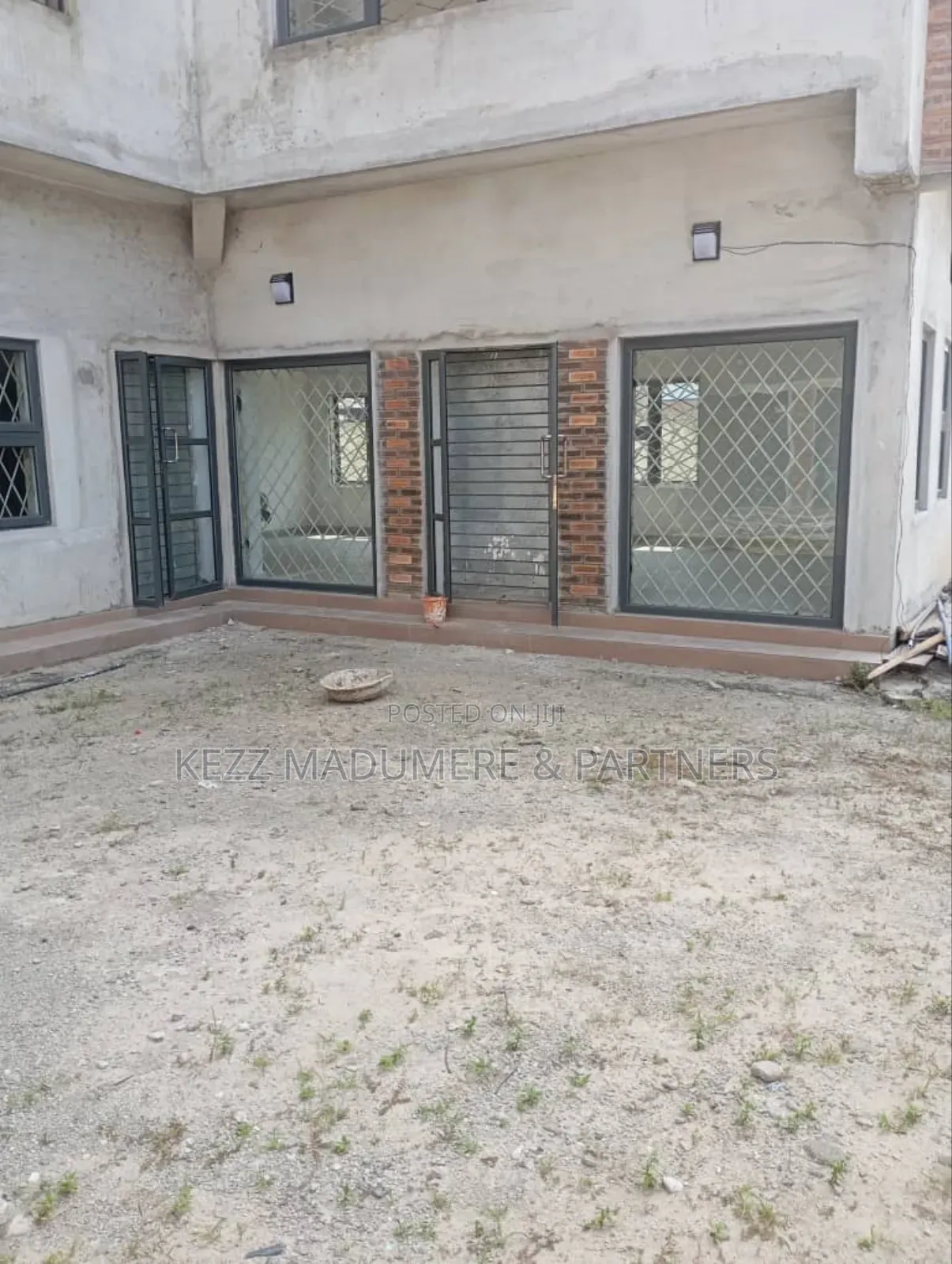 For Sale : A Plaza With 21 Offices on 2 Plots at Rumuigbo,Ph in Port-Harcourt