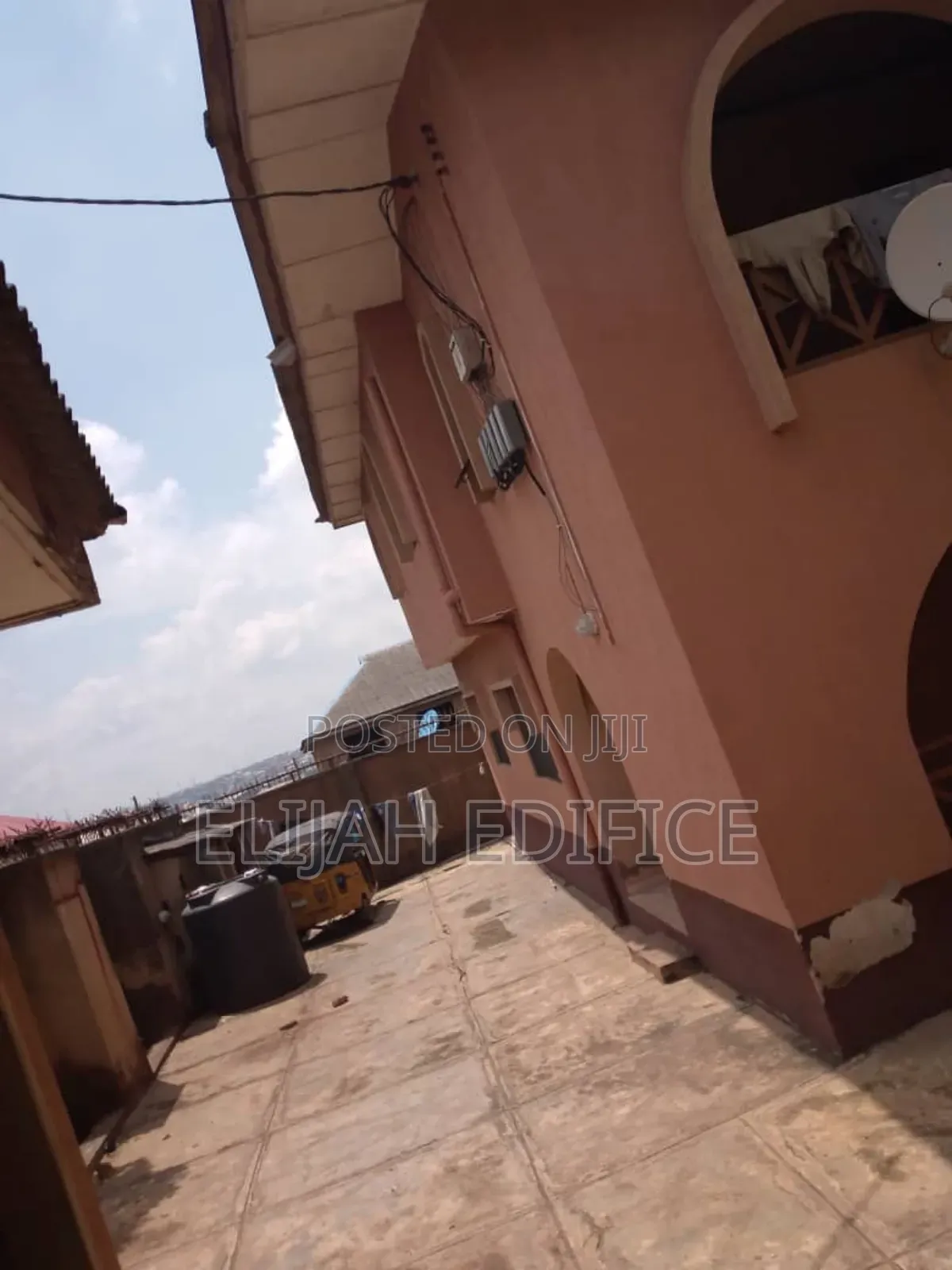 12bdrm Block of Flats in Salolo, Meiran for sale in Meiran