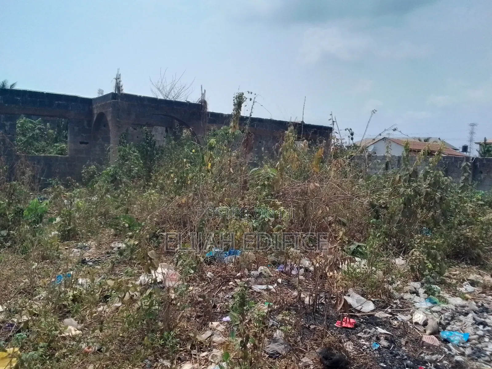 Close to Road,A Plot of Land With 5bedroom at Parkview,Ikorodo in Ijede / Ikorodu