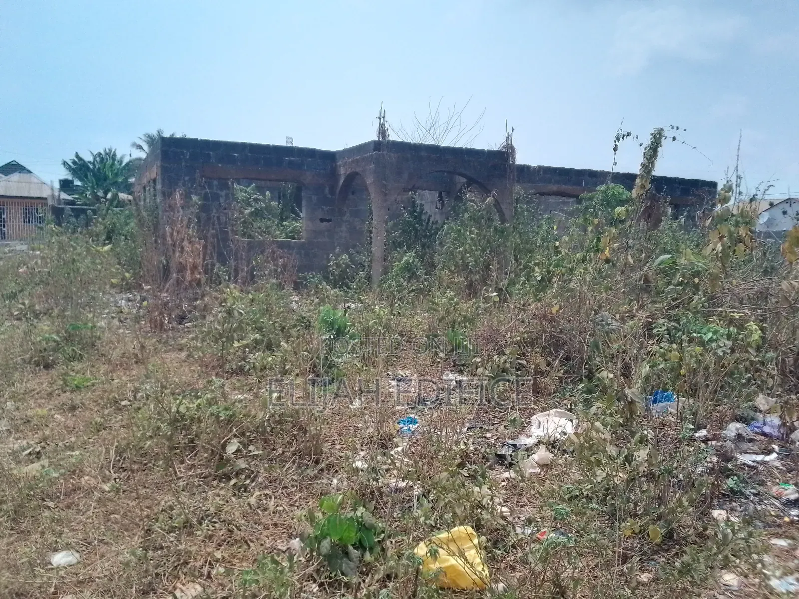 Close to Road,A Plot of Land With 5bedroom at Parkview,Ikorodo in Ijede / Ikorodu