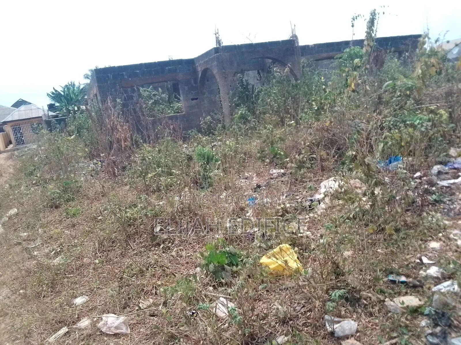 Close to Road,A Plot of Land With 5bedroom at Parkview,Ikorodo in Ijede / Ikorodu
