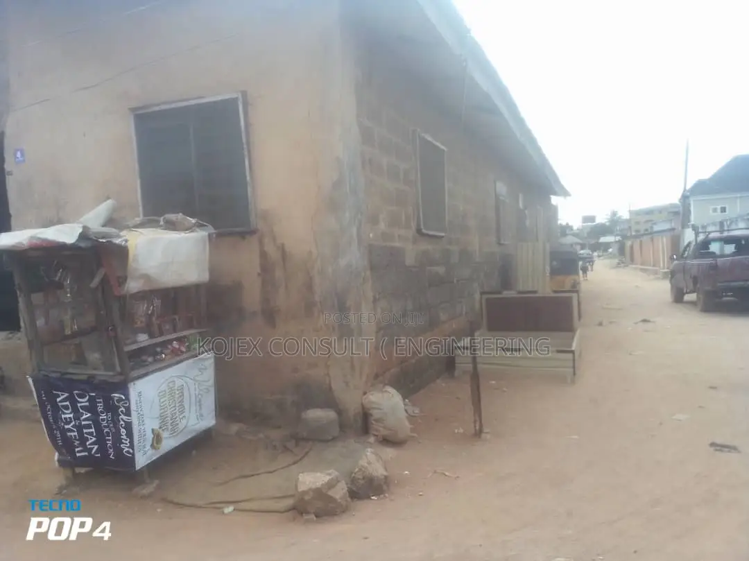 BUNGALOW of Tenement 10 ROOMS Sitting on 400SQM LAND in Iju-Ishaga