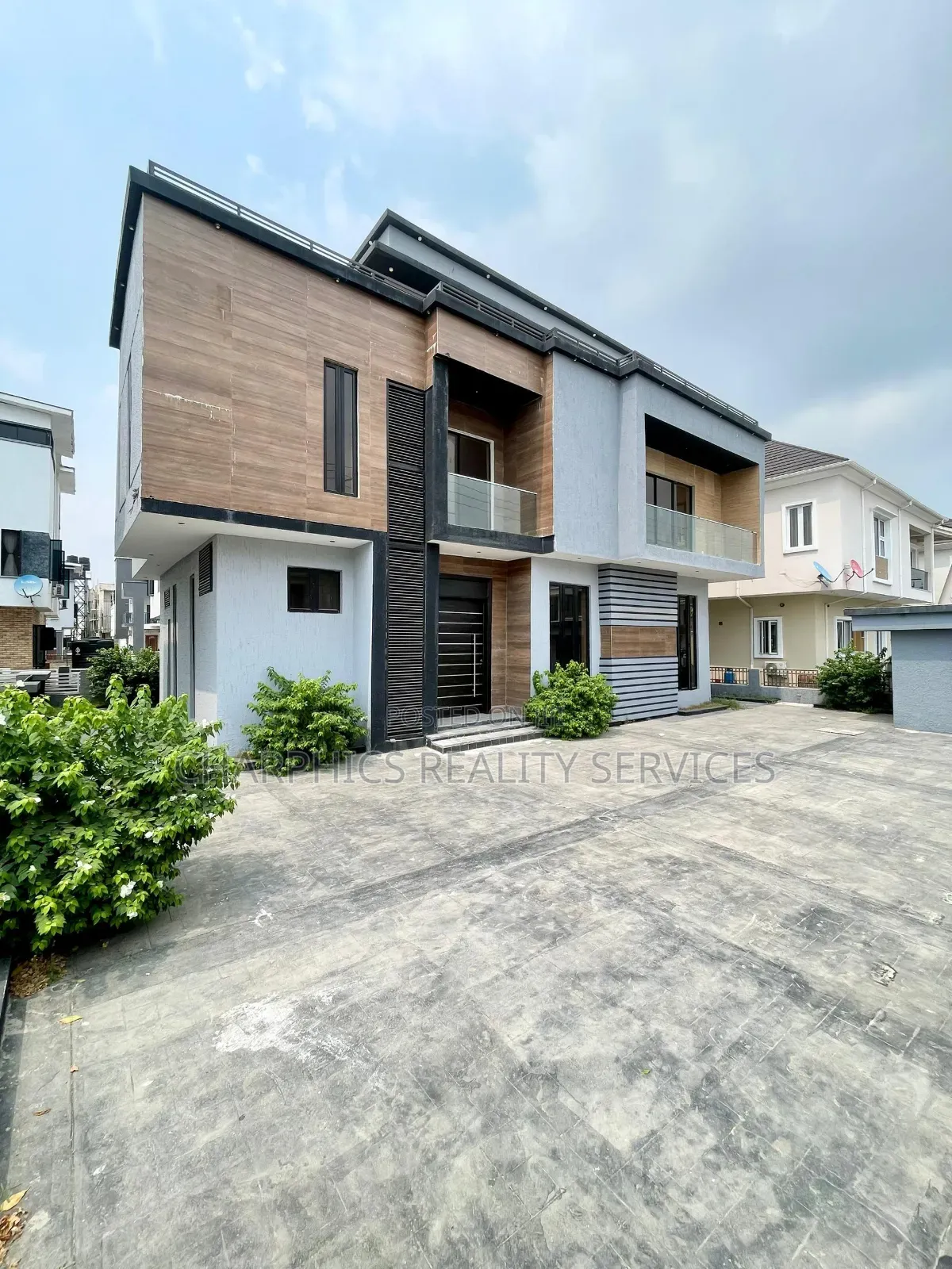 5bdrm Duplex in Ikate for sale in Ikate