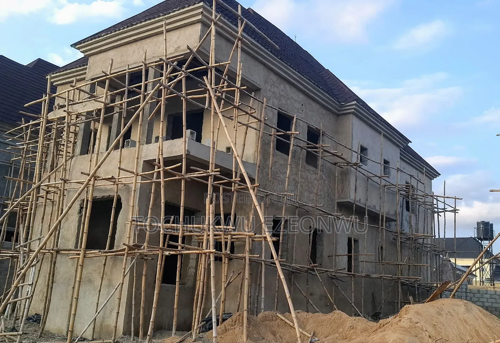 5bdrm Duplex in Summit Estate, Lugbe District for sale in Lugbe District
