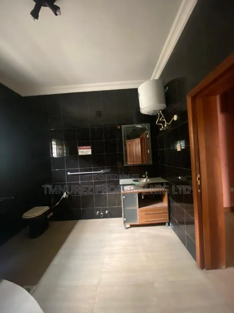4bdrm Apartment in Off Admiralty, Lekki Phase 1 for rent in Lekki Phase 1