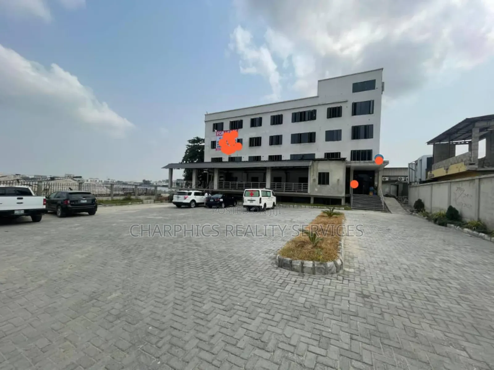 Building on 4floors Facing Water Front at Admiralty Rd Lekki 1 in Lekki Phase 1