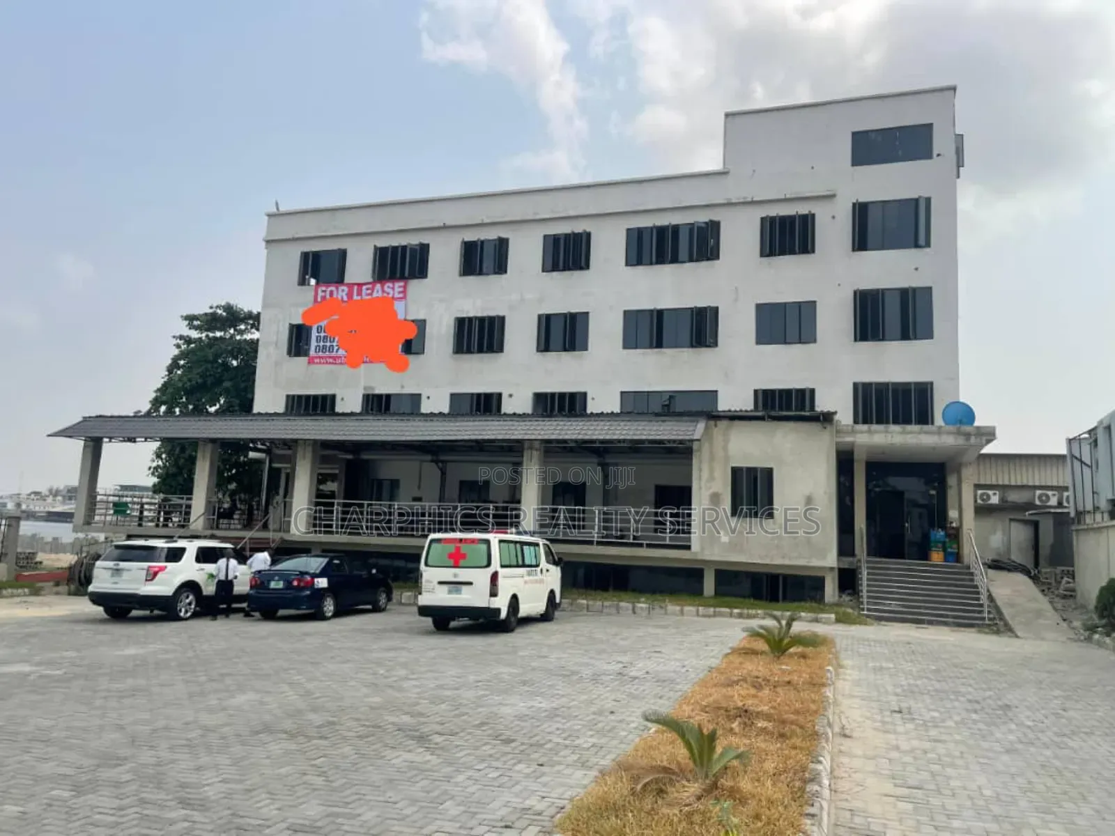 Building on 4floors Facing Water Front at Admiralty Rd Lekki 1 in Lekki Phase 1