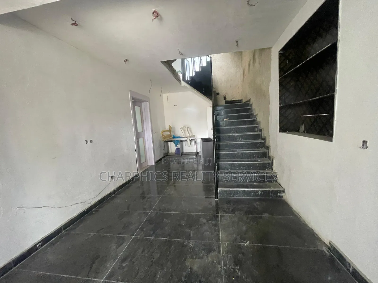 Building on 4floors Facing Water Front at Admiralty Rd Lekki 1 in Lekki Phase 1