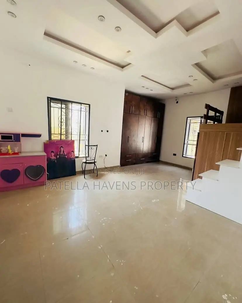 5bdrm Duplex in Idu Industrial for sale in Idu Industrial