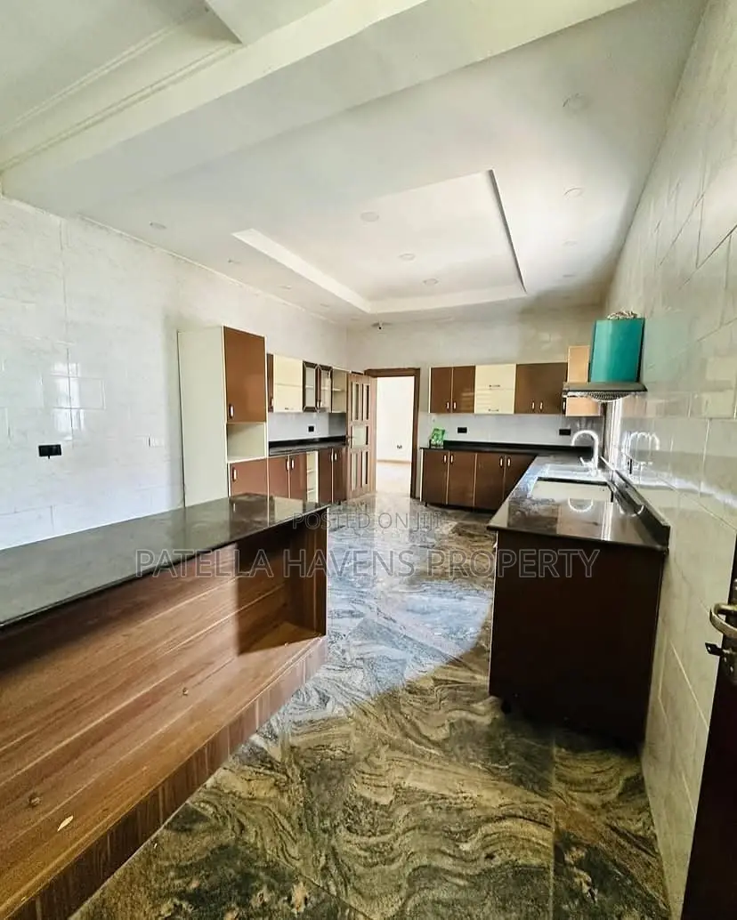 5bdrm Duplex in Idu Industrial for sale in Idu Industrial