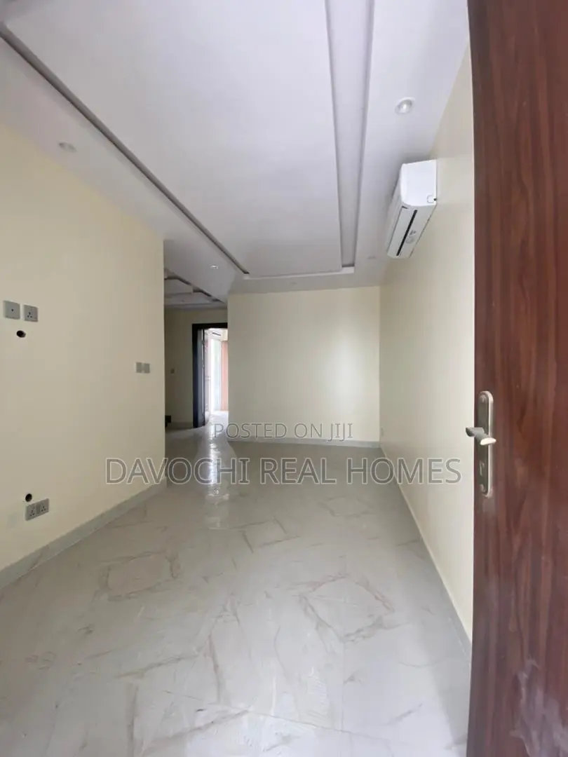 2bdrm Apartment In Lekki Phase1 Close For Rent in Lekki Phase 1