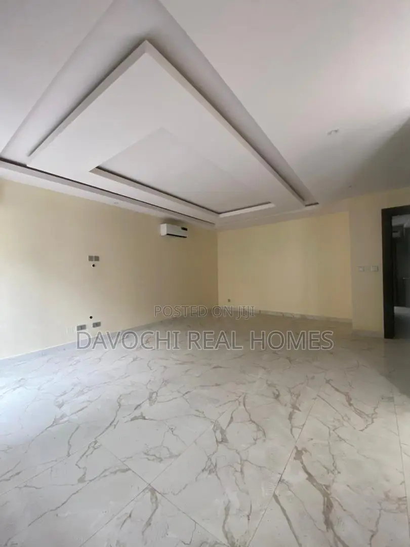 2bdrm Apartment In Lekki Phase1 Close For Rent in Lekki Phase 1