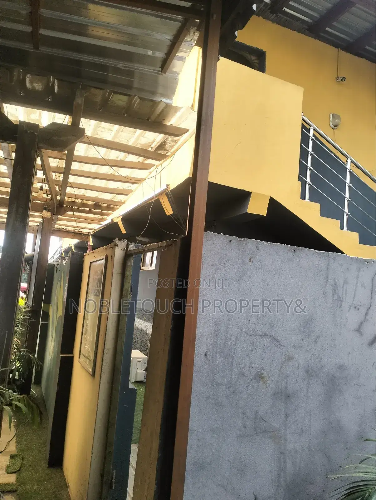 Executive 7rooms Hotel and Lounge Along the Major Road in Iseri Olofin