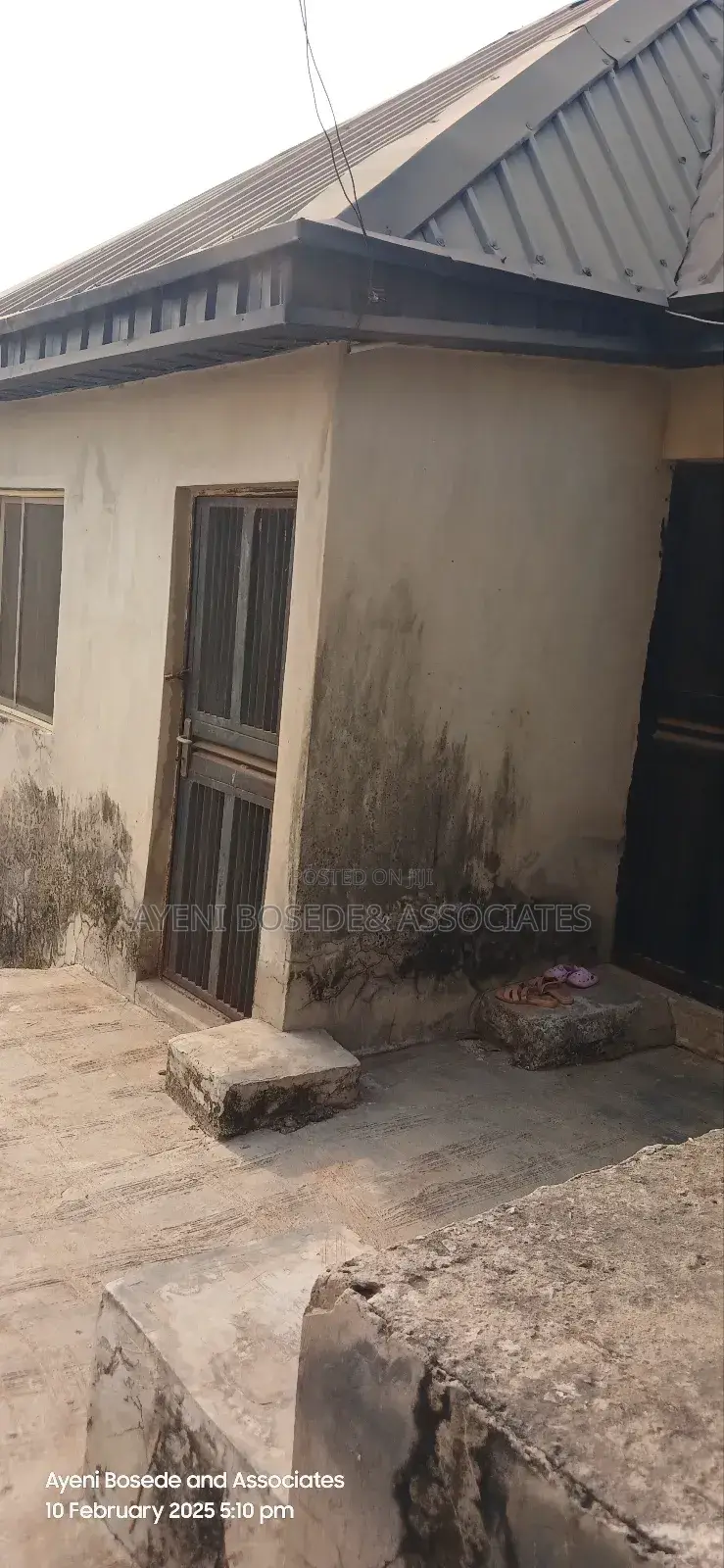 3bdrm Block of Flats in Pathfinder  Area, Obafemi-Owode for sale in Obafemi-Owode