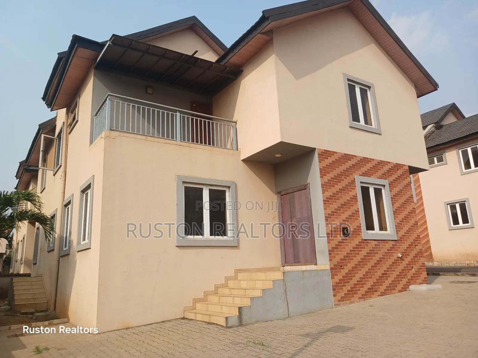 5bdrm Duplex In Agodi For Sale in Agodi