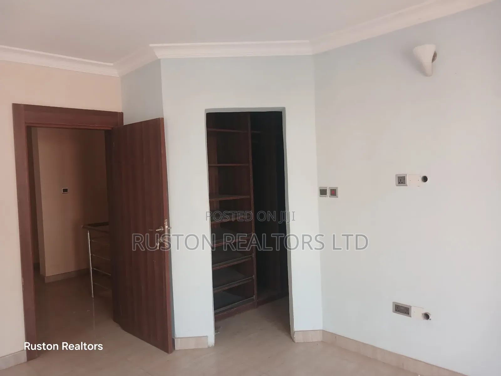 5bdrm Duplex In Agodi For Sale in Agodi