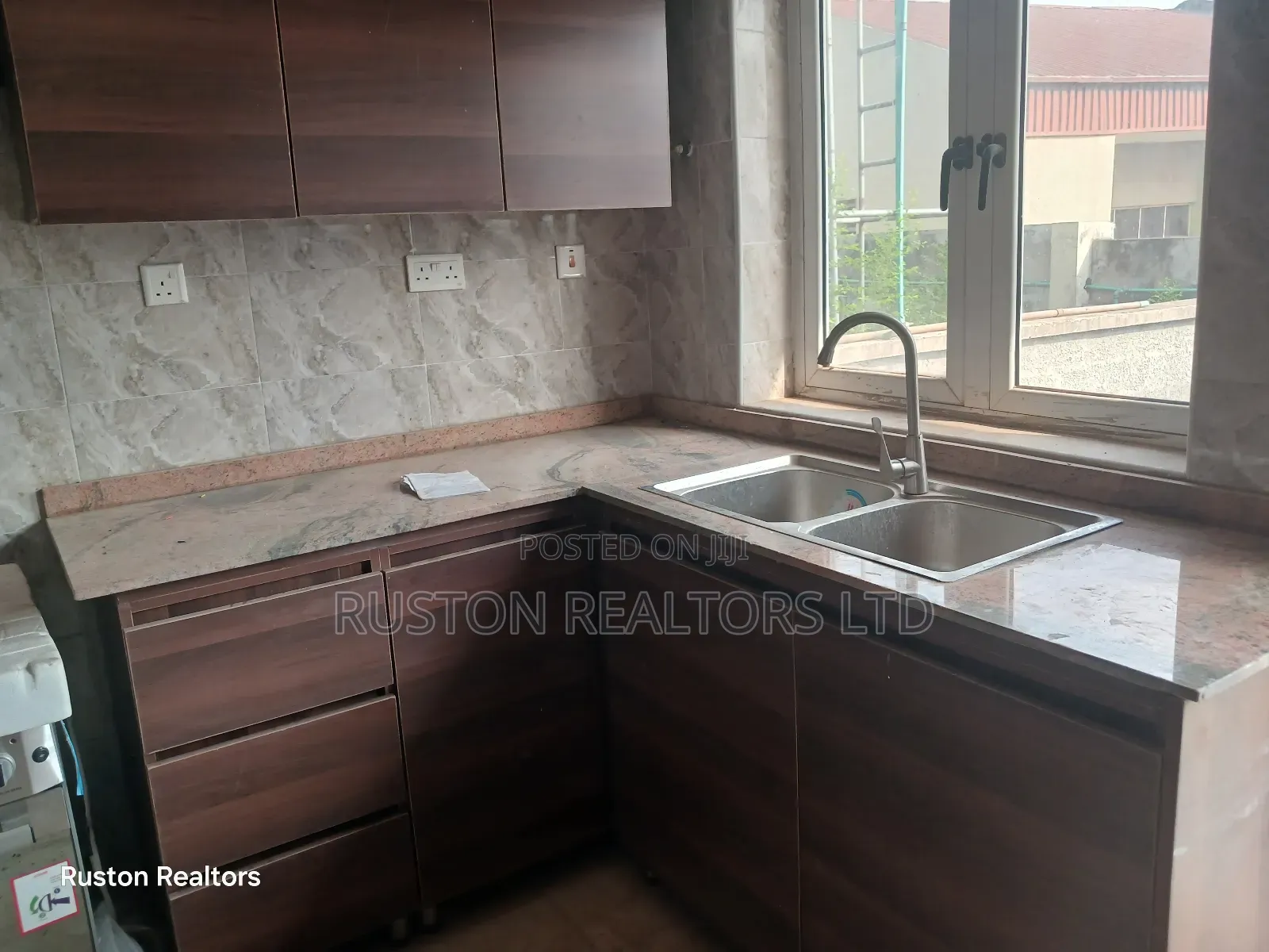 5bdrm Duplex In Agodi For Sale in Agodi