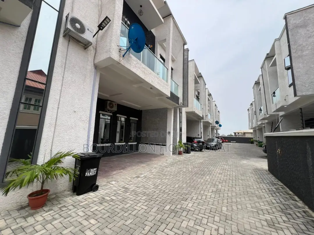4bdrm Duplex in Ikota for sale in Ikota