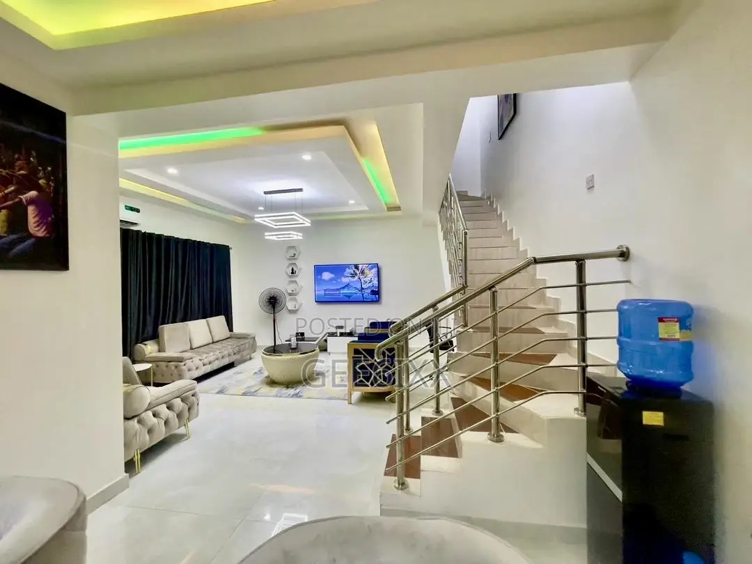 3 Bedroom Duplex With 2 Living Rooms, Rooms Are Spacieuse in Lekki Phase 1