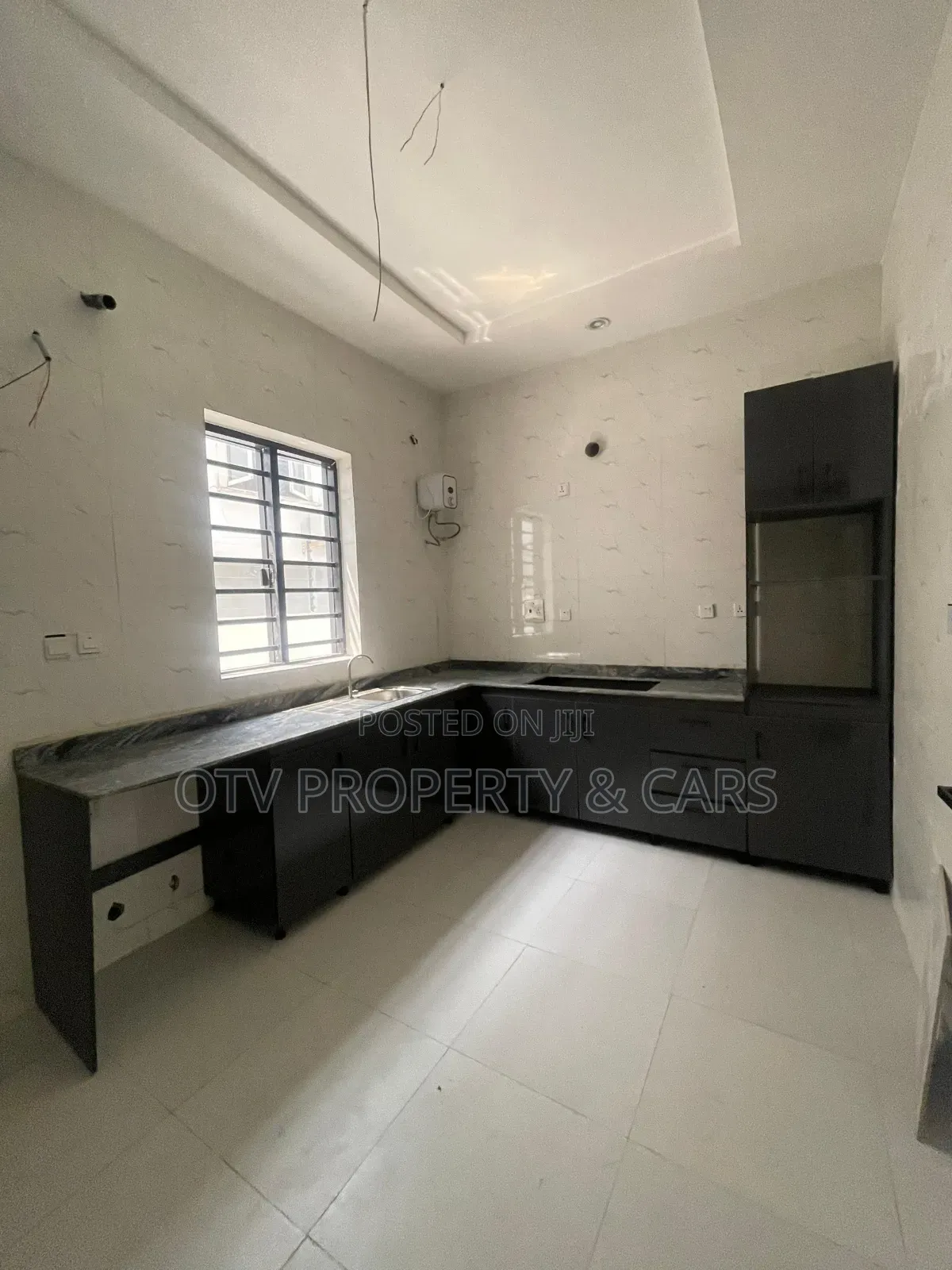 Furnished 5bdrm Duplex in Chevron for sale in Chevron
