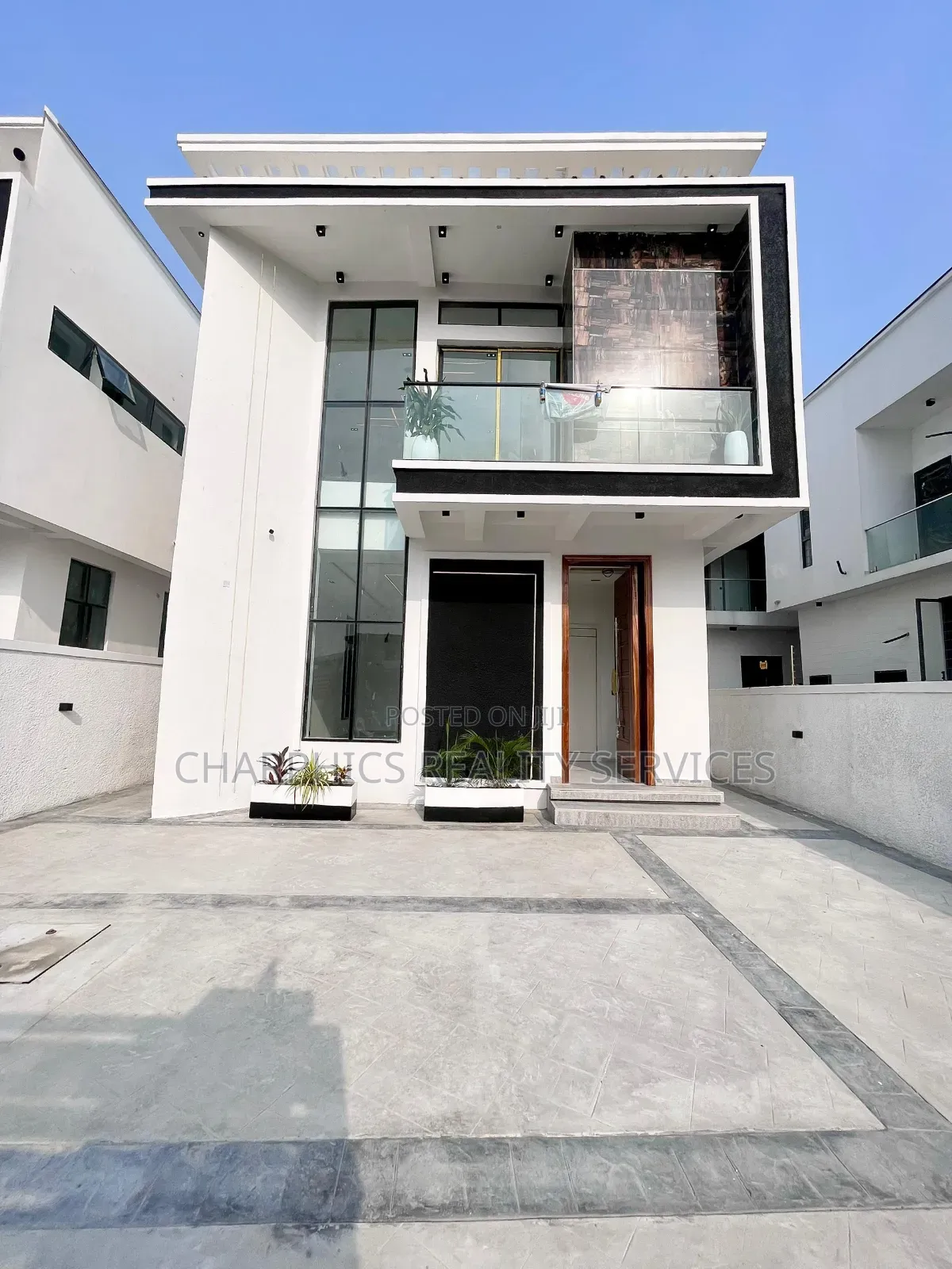 5bdrm Duplex in Chevron for sale in Chevron