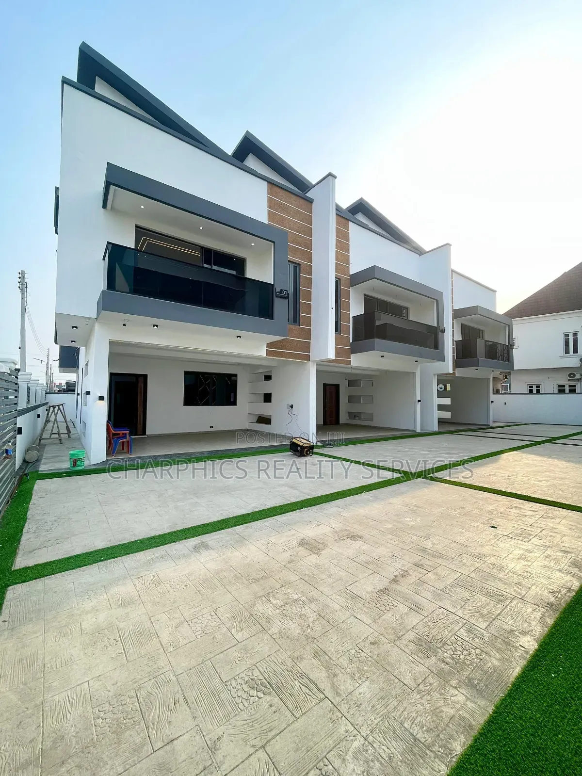 4bdrm Duplex in Chevron for sale in Chevron