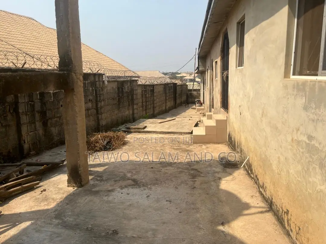 2bdrm Block of Flats in Ologuneru for sale in Ologuneru