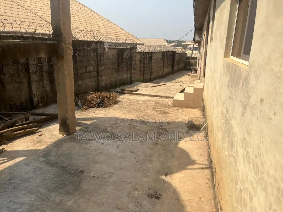 2bdrm Block of Flats in Ologuneru for sale in Ologuneru