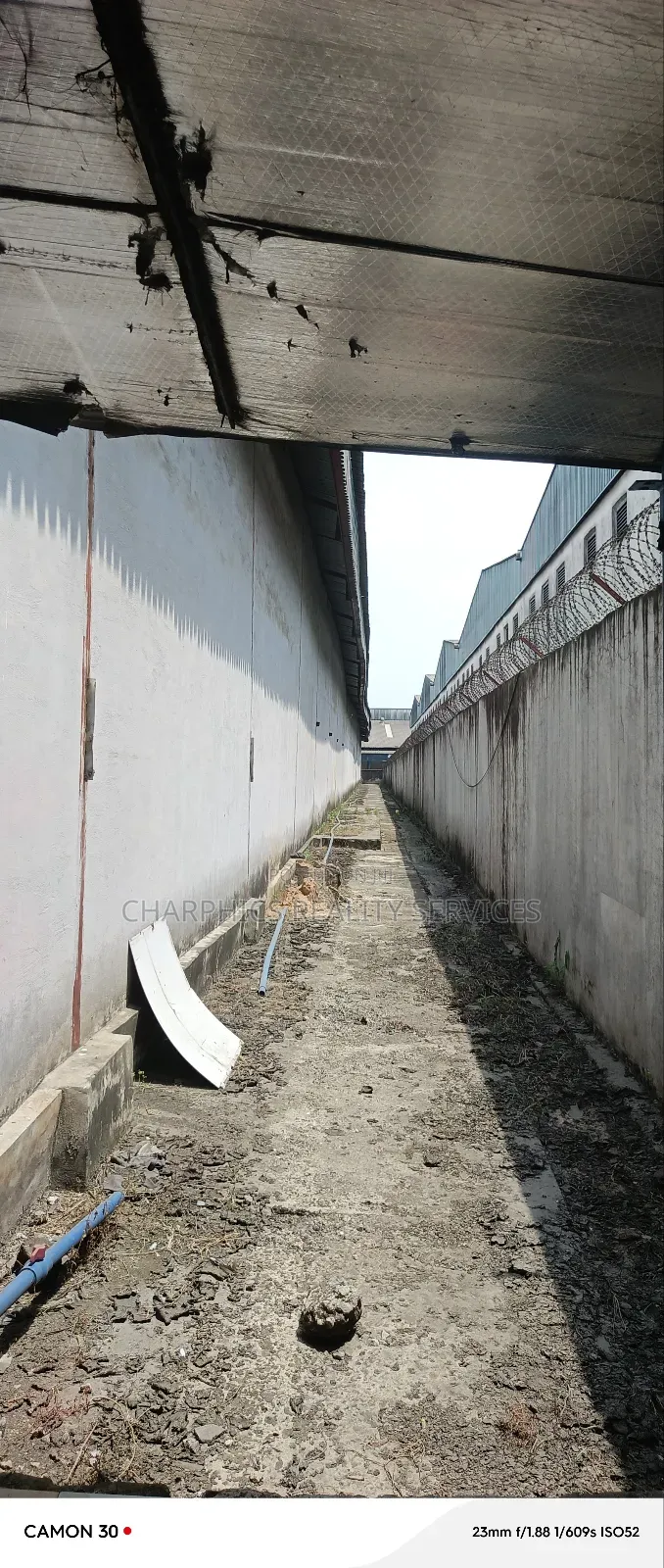 1,1000sqm Warehouse at Amuwo Odofin Ind Area in Oshodi Expressway