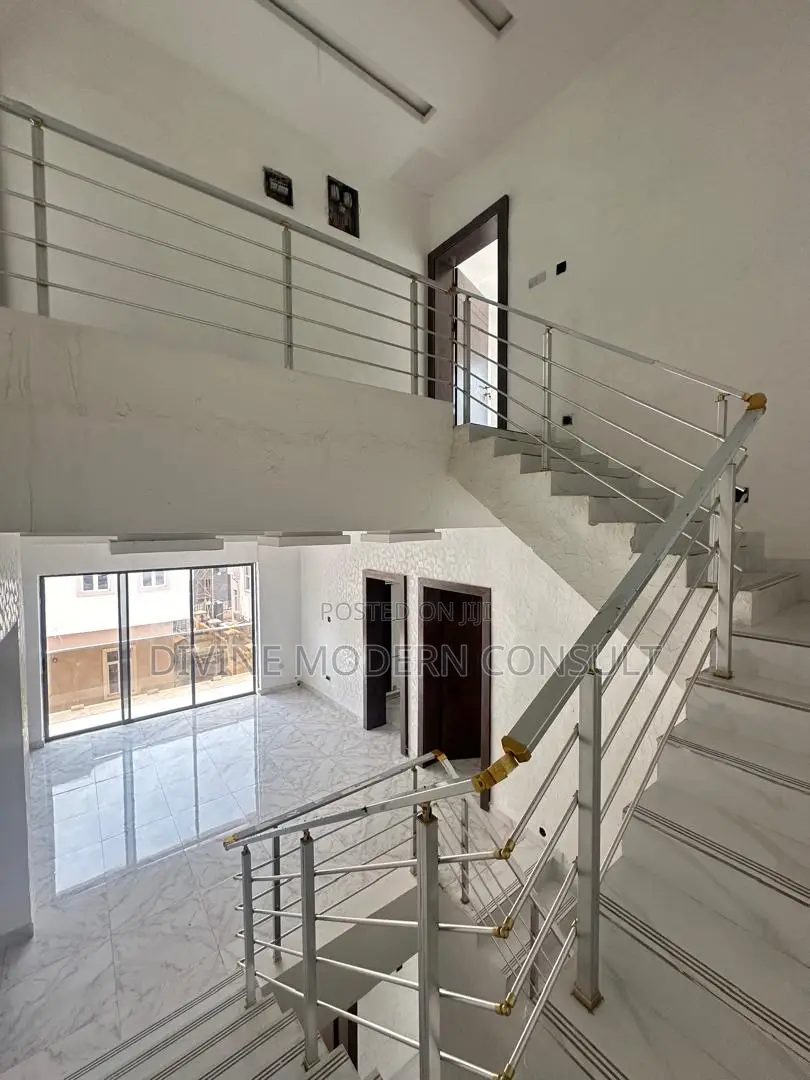 5bdrm Duplex in Private, Osapa london for sale in Osapa london