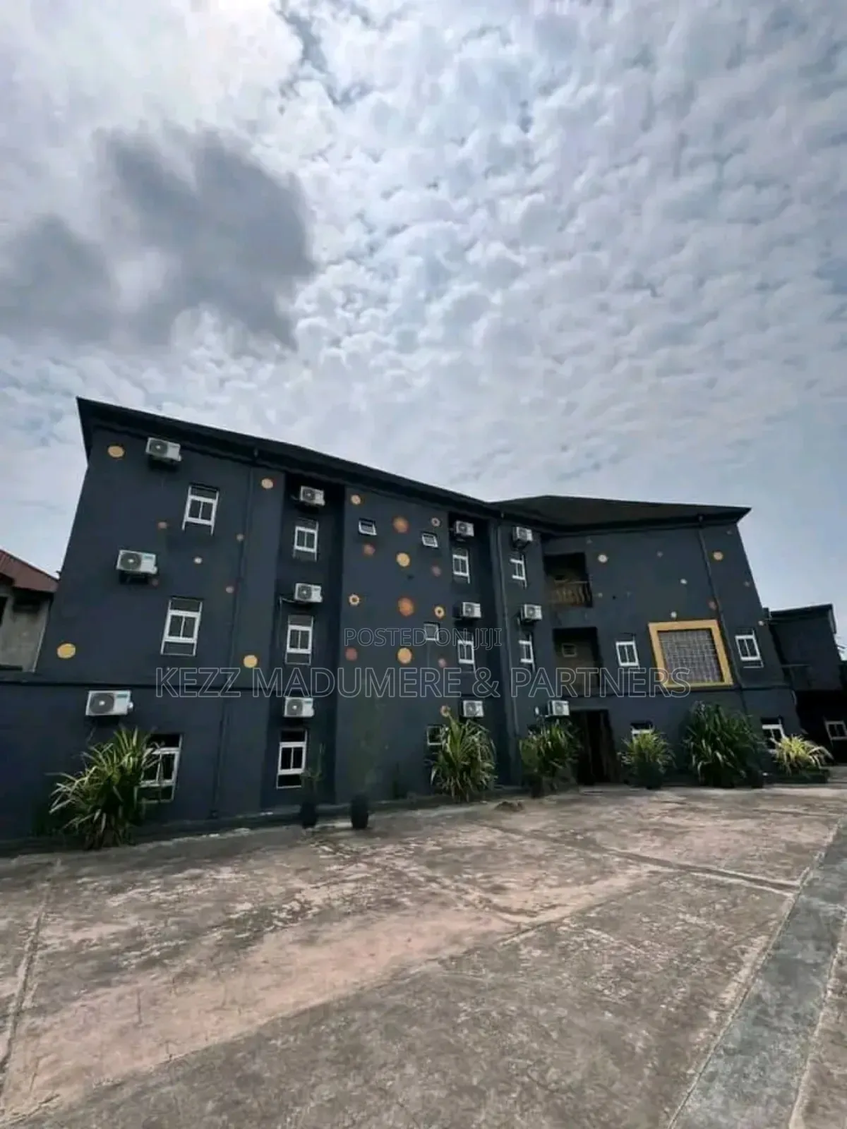 For Sale : Functional 23 Rooms Hotel Near New Gra, Ph in Rumuola