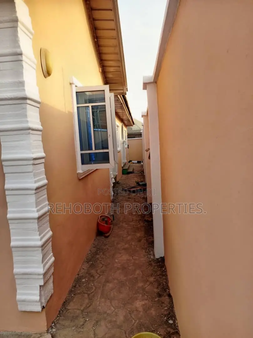 4bdrm Bungalow in Akoto Elebu, Ibadan for sale in Ibadan