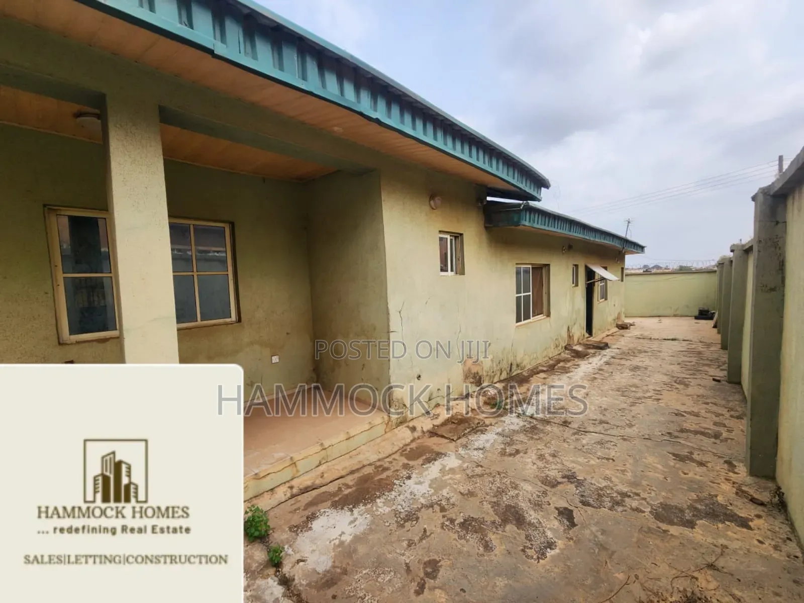 6bdrm Bungalow in Akala Estate, Akobo for sale in Akobo
