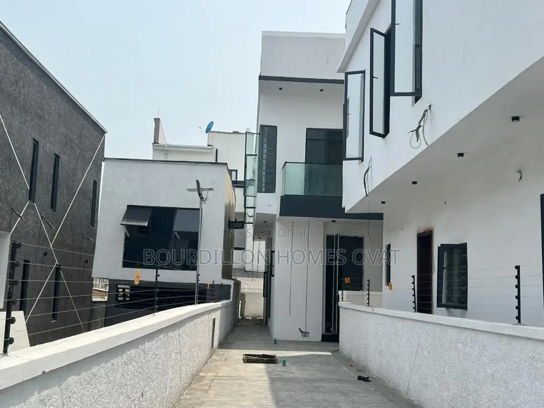 4bdrm Duplex in Ikota for sale in Ikota