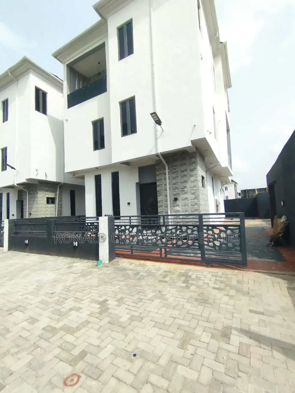 5bdrm Duplex in Ago Palace for sale in Ago Palace