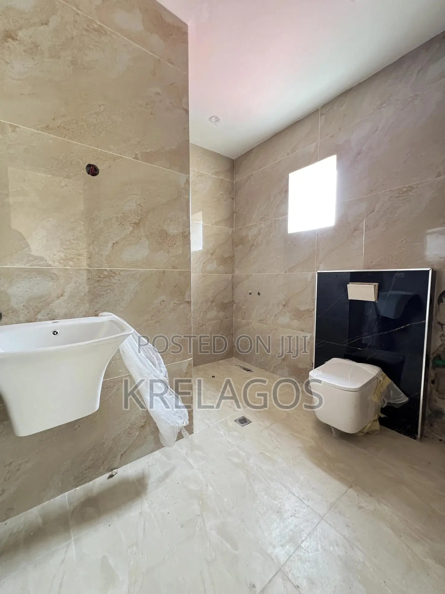 3bdrm Apartment in Akin Adesola for sale in Akin Adesola