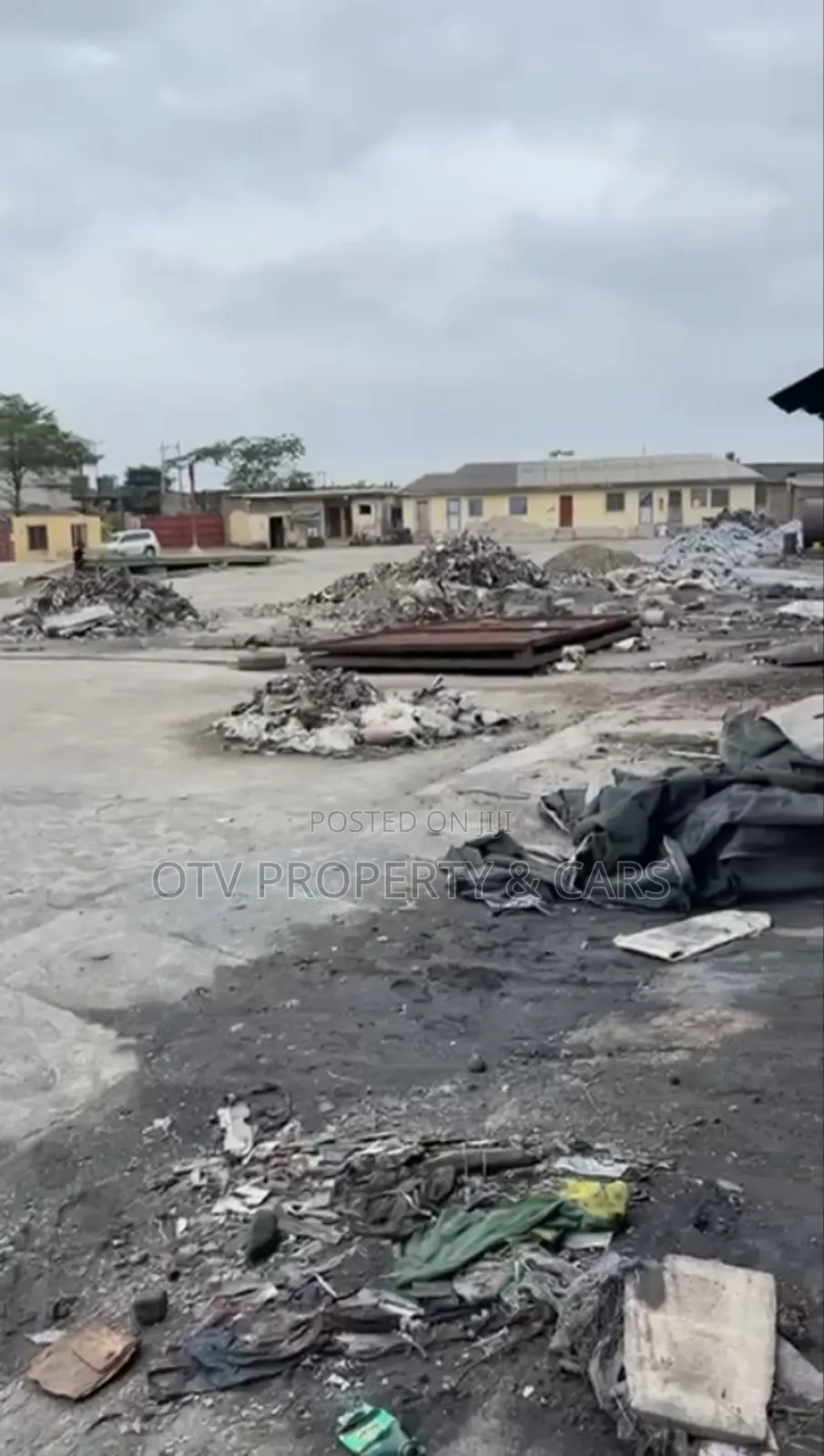 3 Bay Warehouses Fenced Gated Offices Staff Quarter in Ayetoro