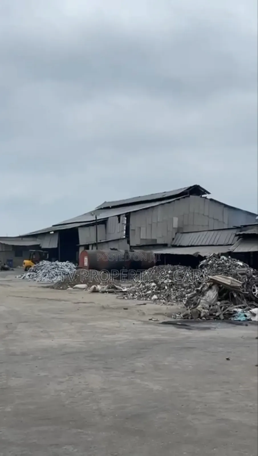 3 Bay Warehouses Fenced Gated Offices Staff Quarter in Ayetoro