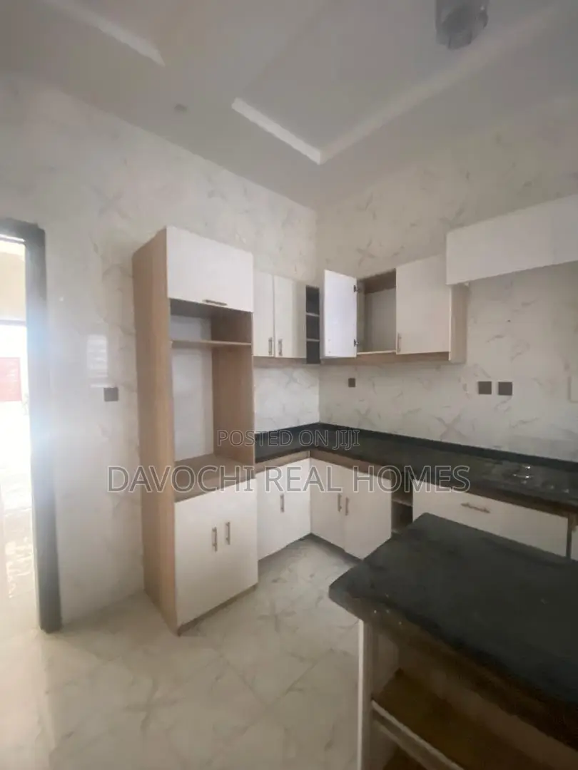 4bdrm Duplex in New Road, Chevron for sale in Chevron