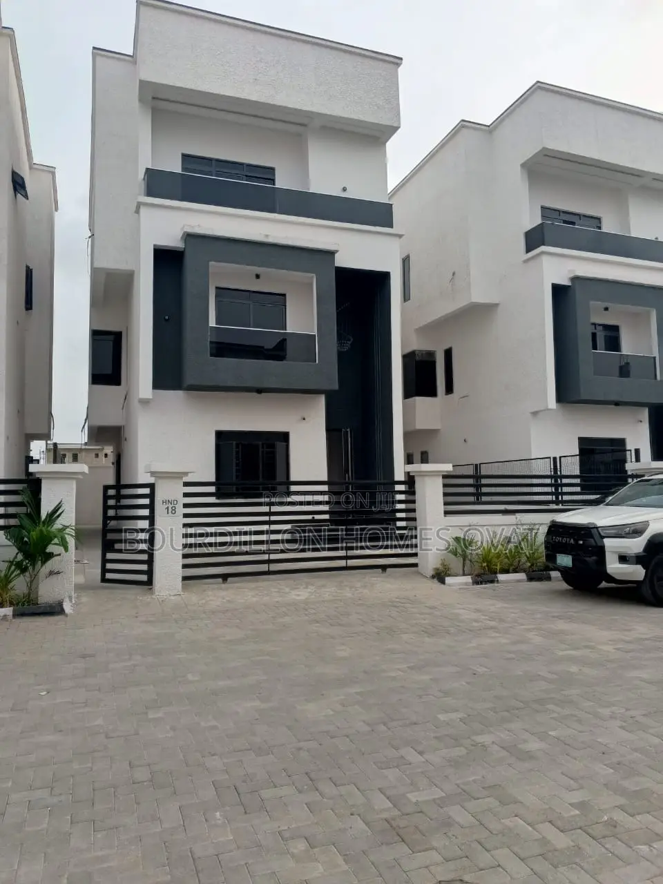 5bdrm Duplex in Ikota for sale in Ikota