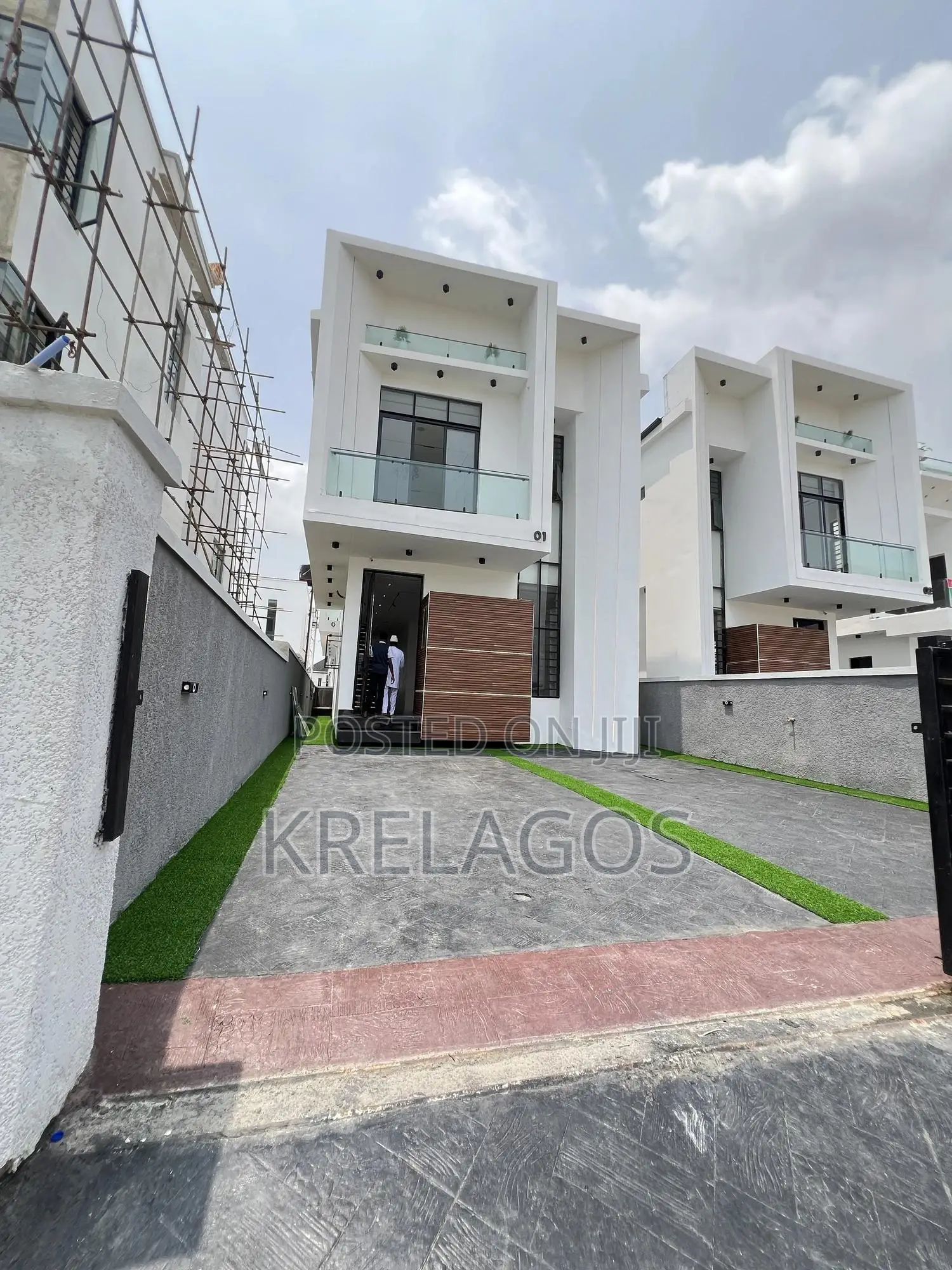 5bdrm Duplex in Chevron for sale in Chevron