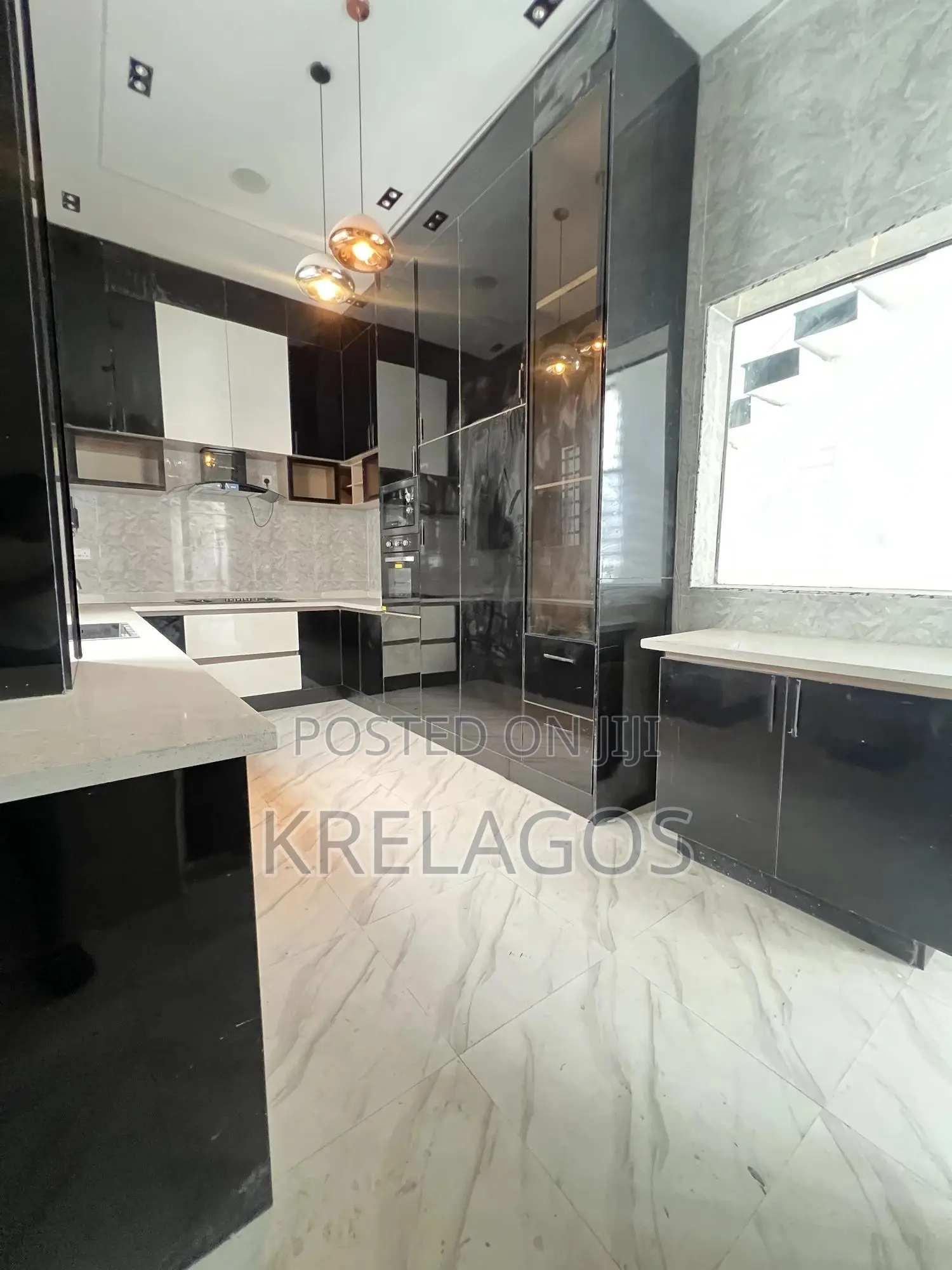 5bdrm Duplex in Chevron for sale in Chevron