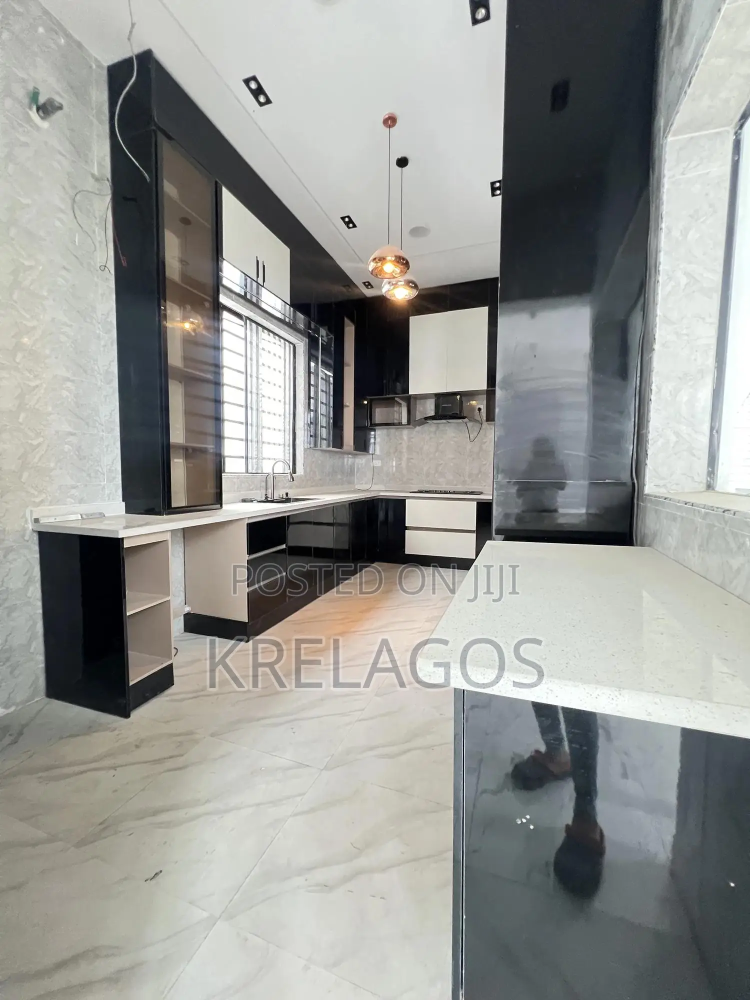 5bdrm Duplex in Chevron for sale in Chevron