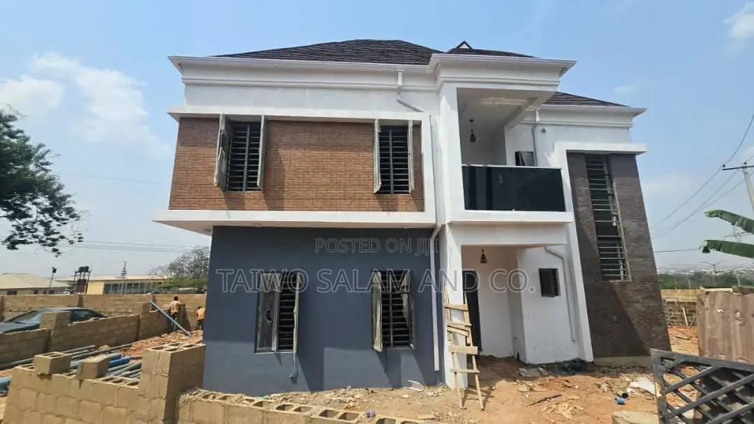 4bdrm Duplex in Jericho for sale in Jericho