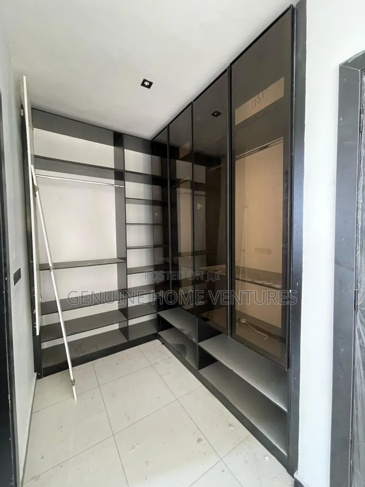 Furnished 5bdrm Duplex in Chevron for sale in Chevron
