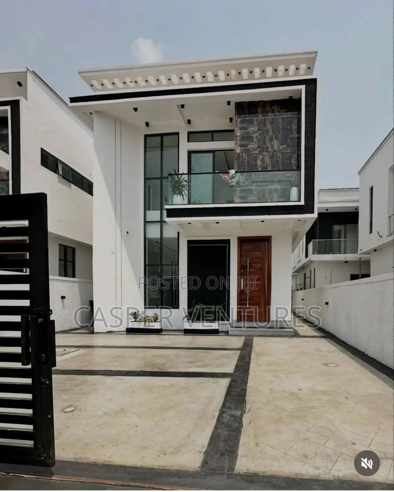 5bdrm Duplex in Chevron for sale in Chevron