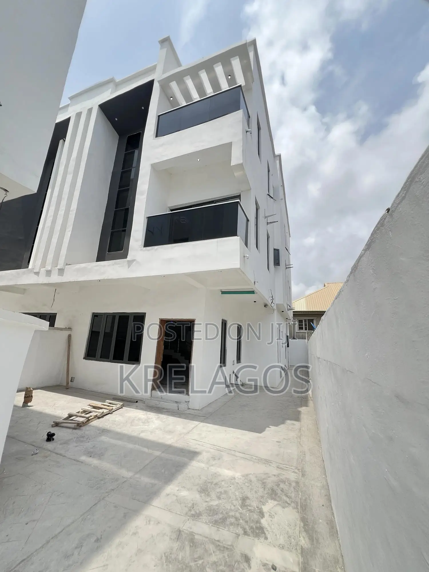 5bdrm Duplex in Ologolo for sale in Ologolo