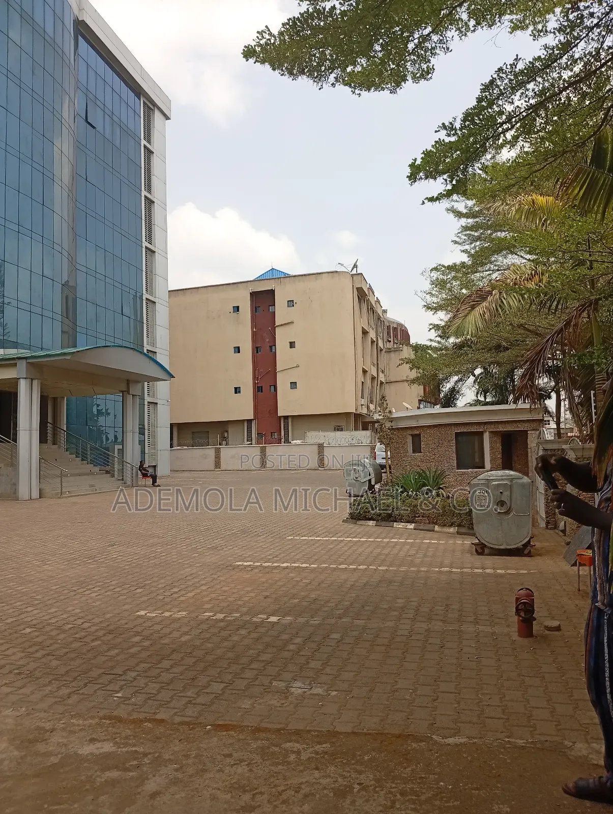 Office Building 8 Floors for Sale in Gudu