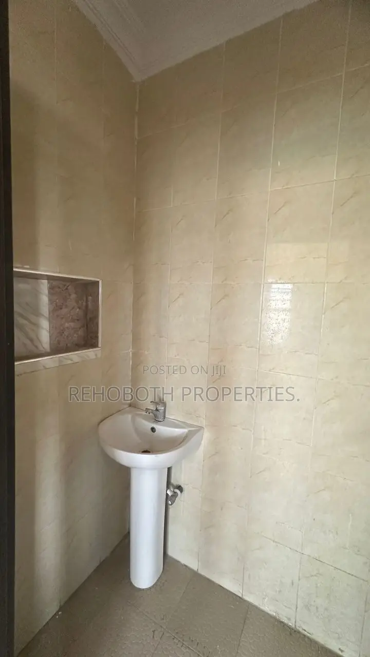12bdrm Block of Flats in Skyview Estate, Ido for sale in Ido