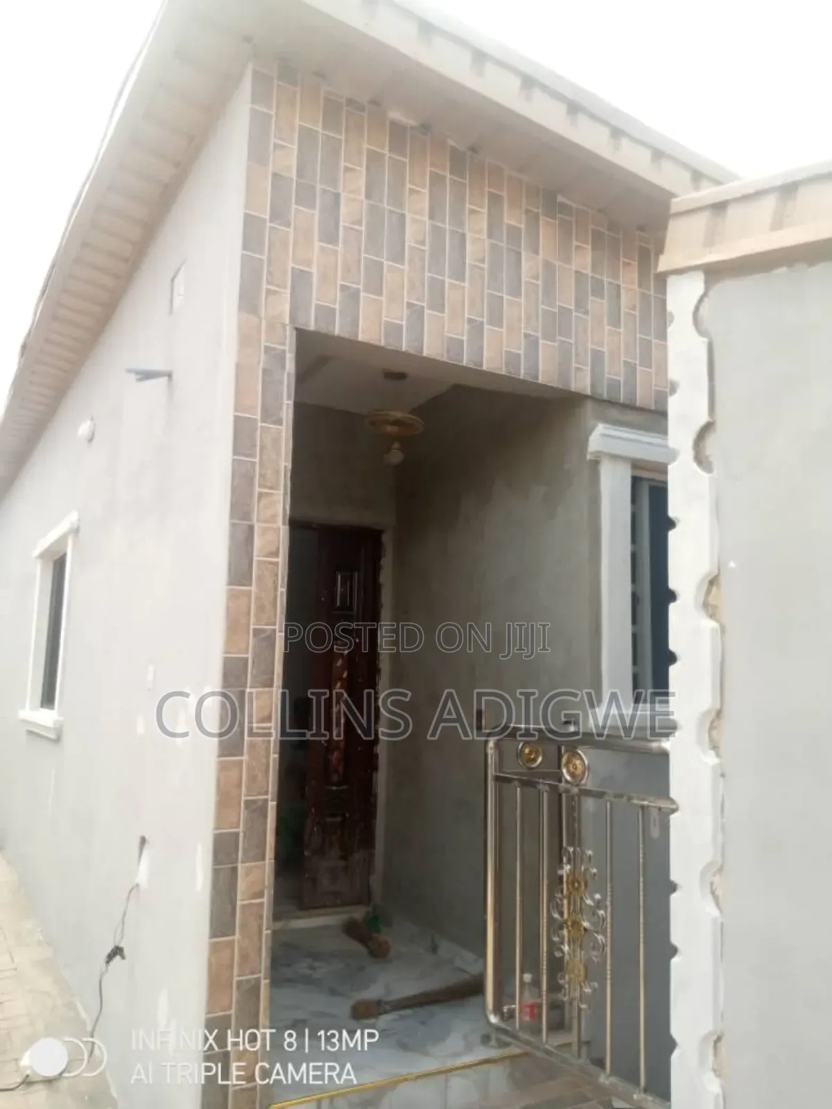 5bdrm Duplex in Orchid Road, Chevron for sale in Chevron